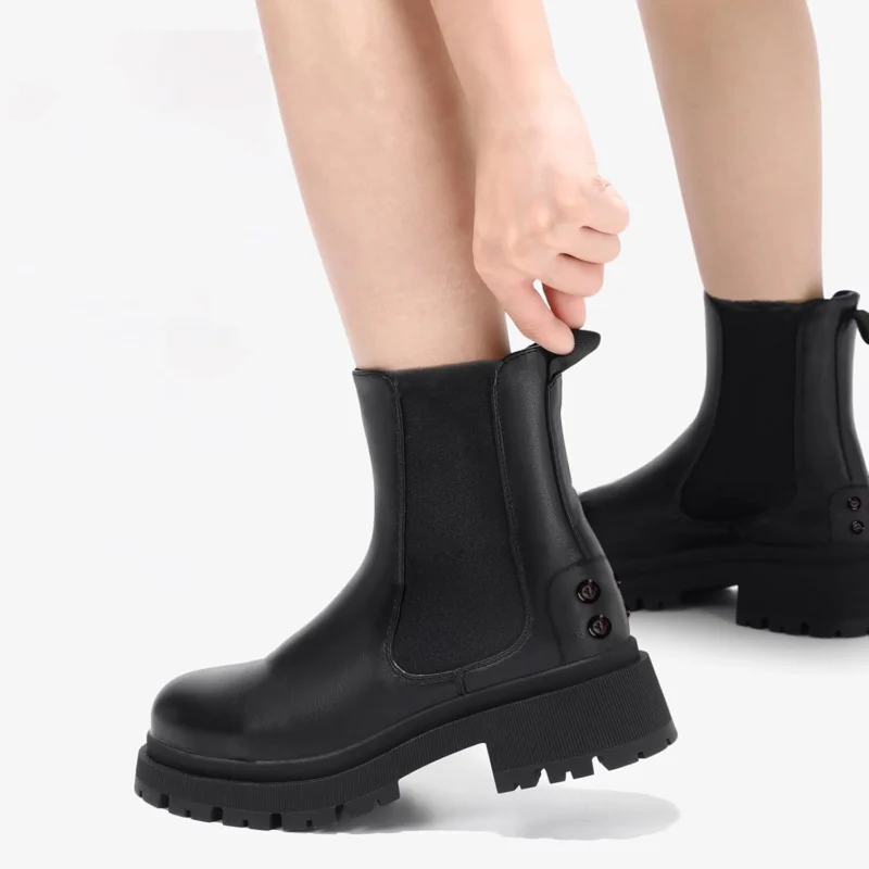 Stylish black leather ankle boots with a chunky sole, perfect for casual and trendy outfits.